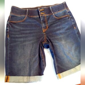 APT 9 SHORT JEAN